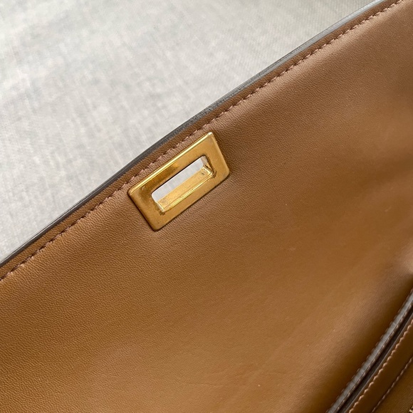 CELINE MEDIUM CLASSIC BAG IN BOX CALFSKIN
CAMEL - Picture 5 of 13